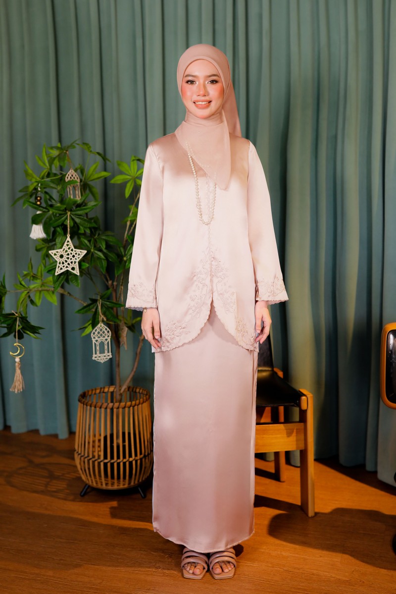 MEKAR Kurung in Beige Pink