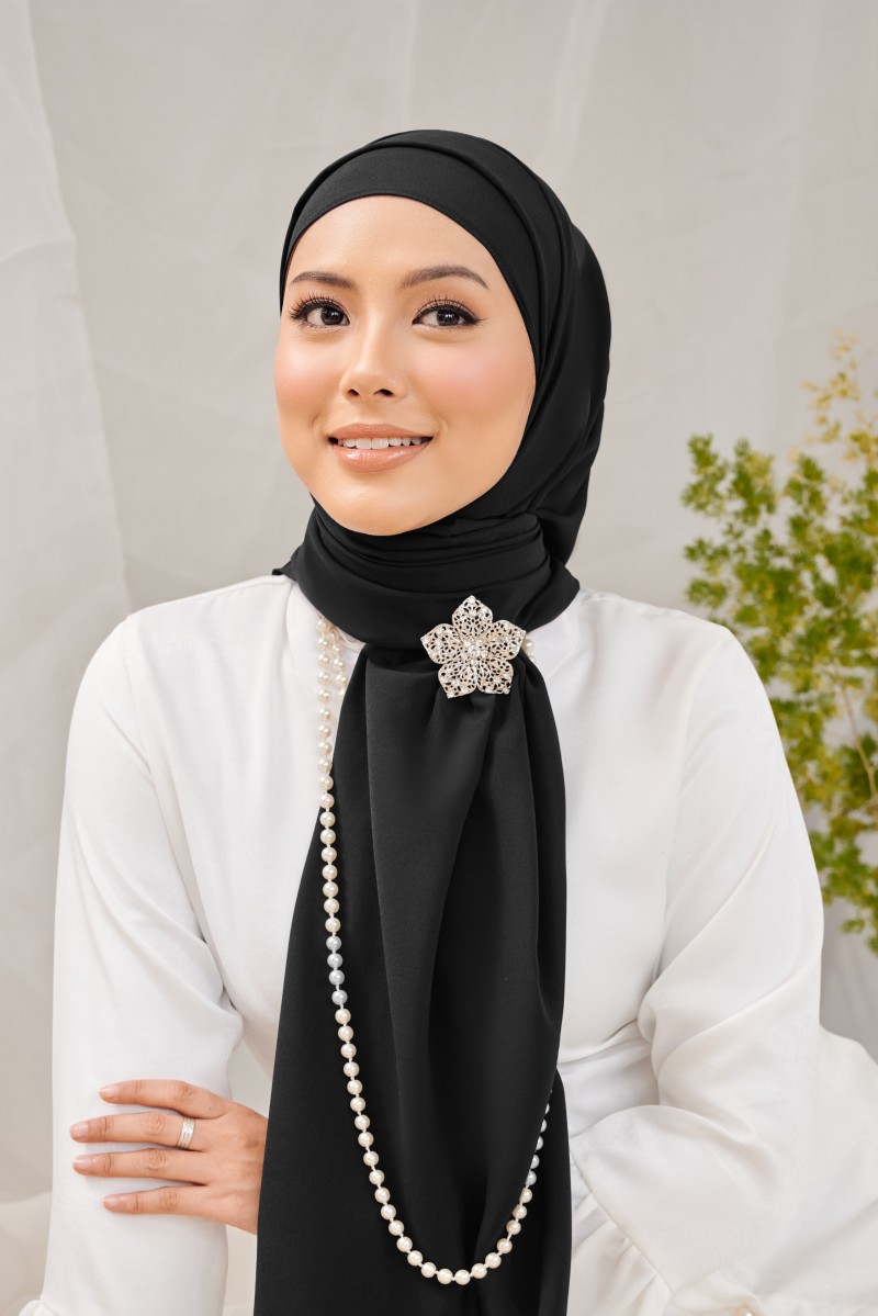 (AS-IS) ALUN Long Shawl in Black