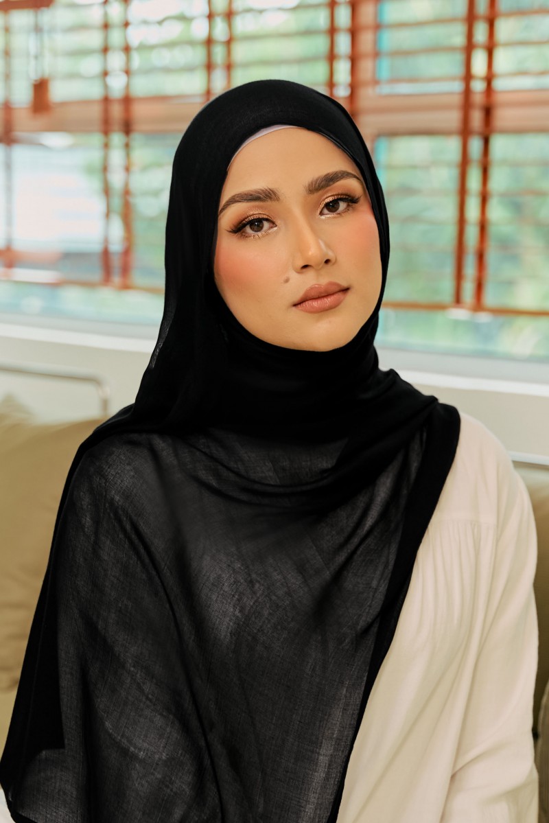 AMILA Long Shawl in Black