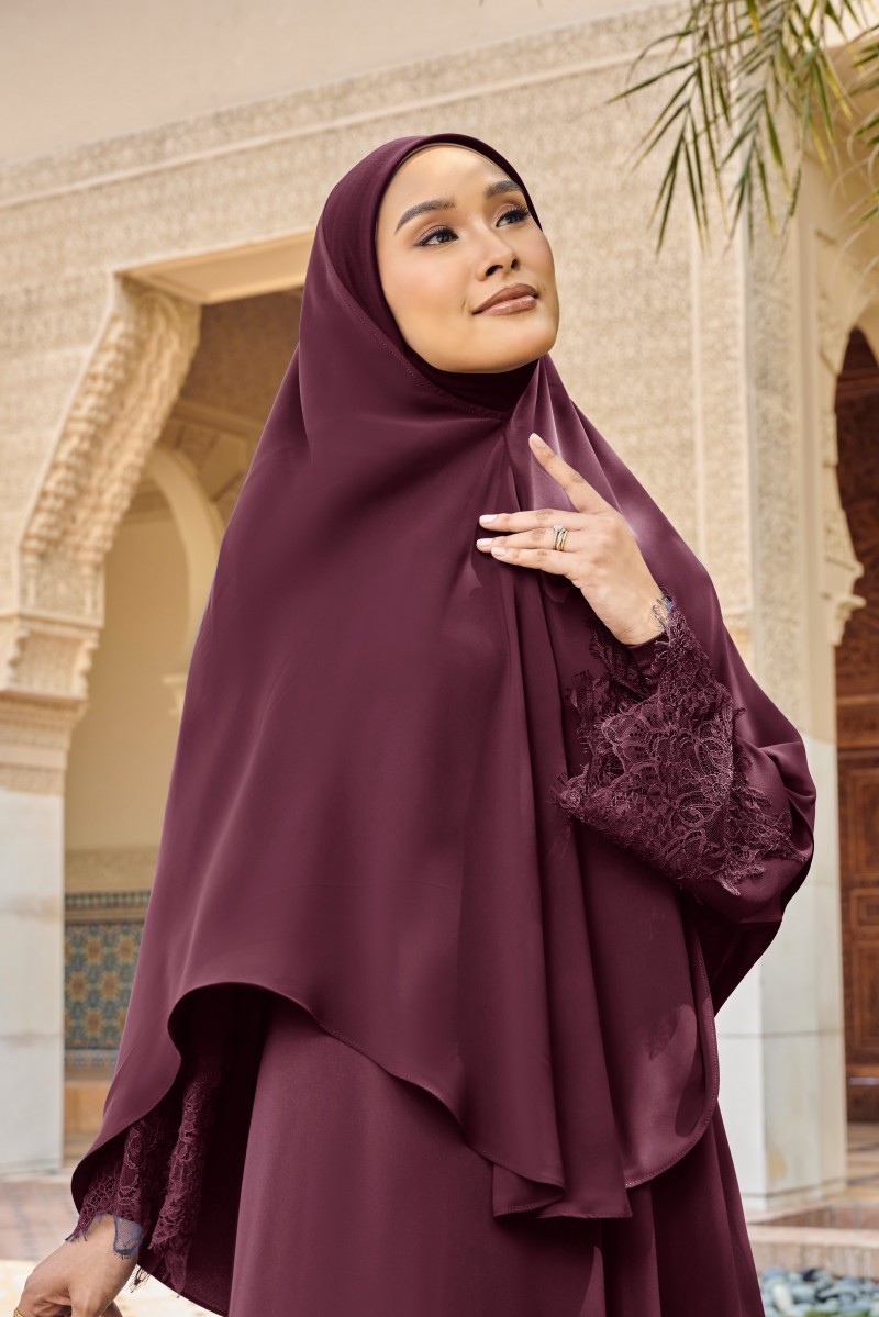 AMRA Khimar in Burgundy