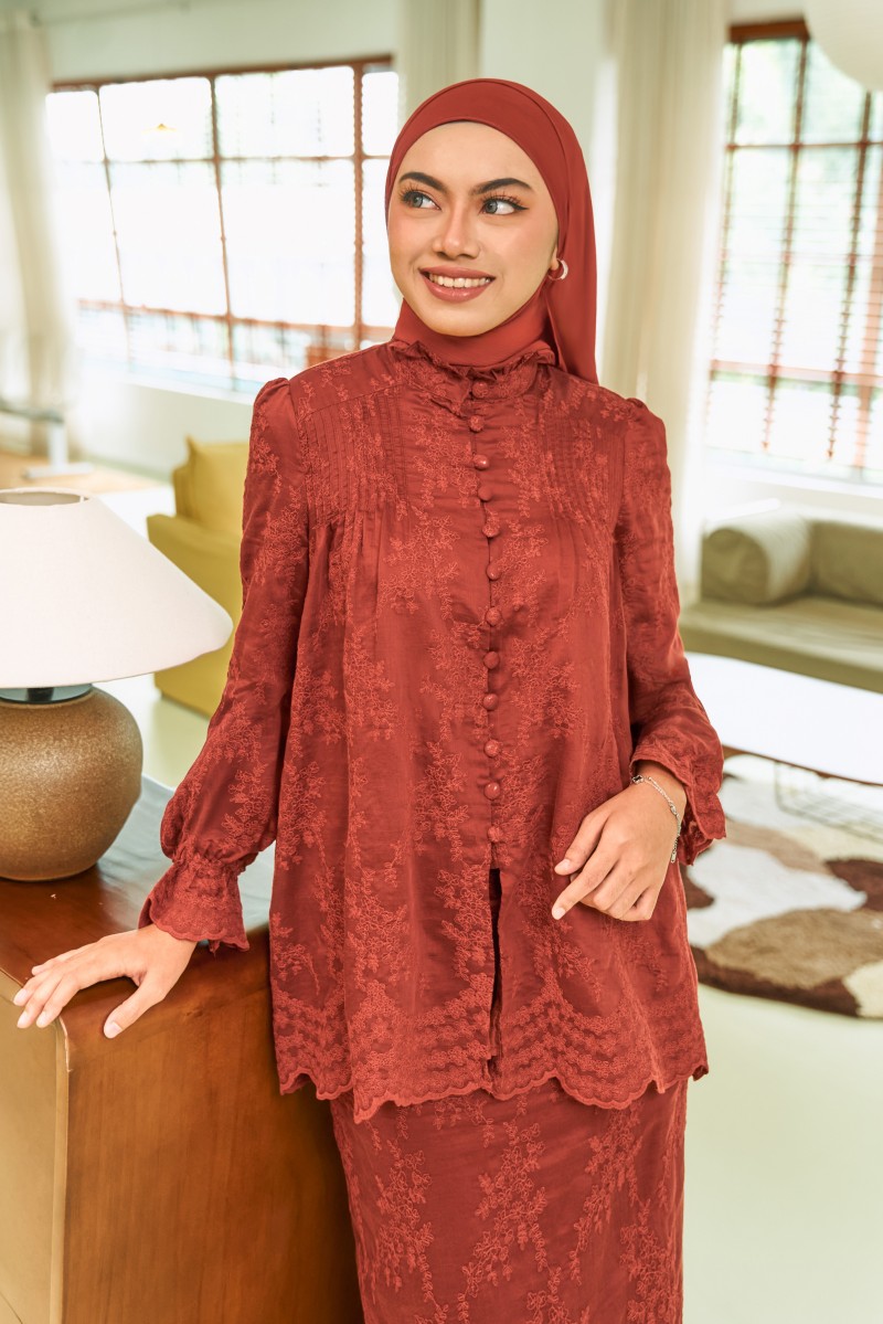 MAHONI Kurung in Brick Red