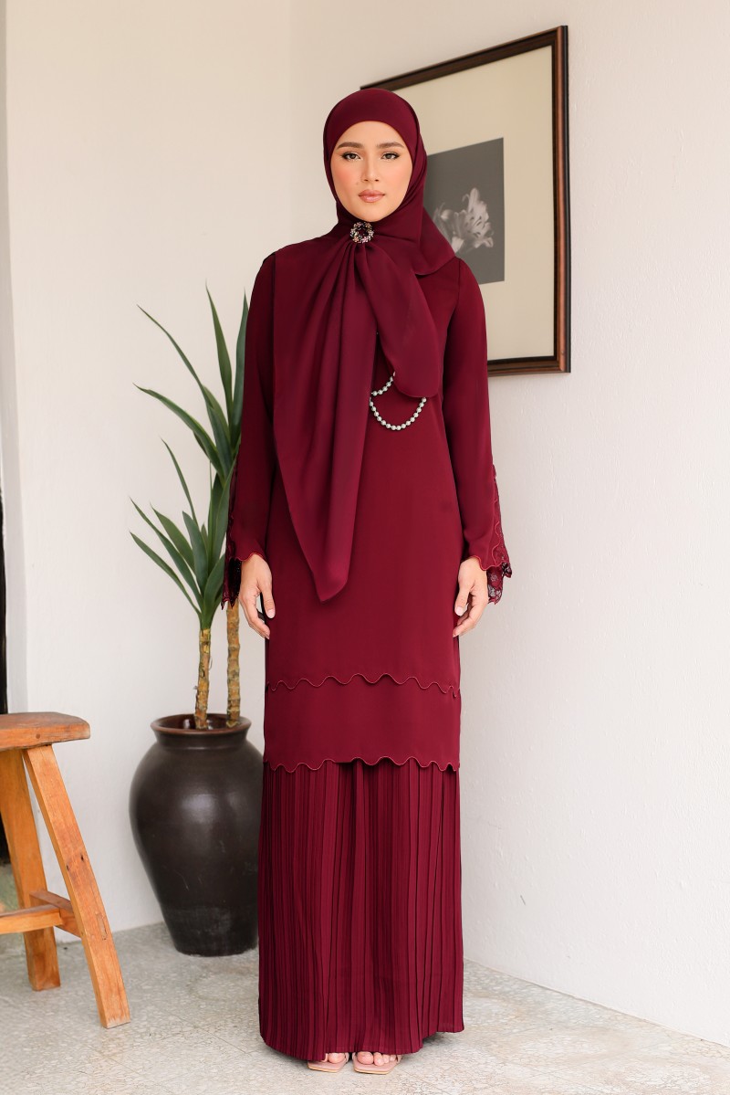 MERANTI Kurung in Burgundy