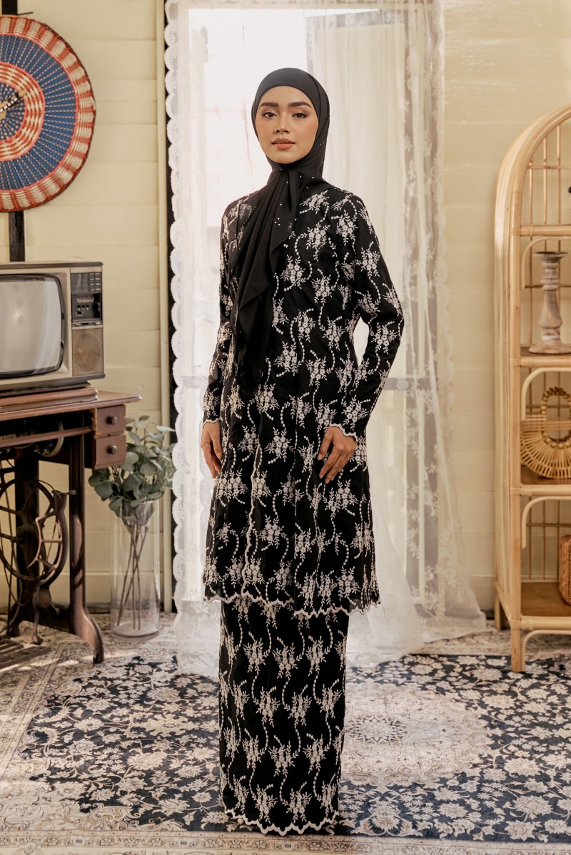 LEMUNI Kurung in Charcoal Luxe