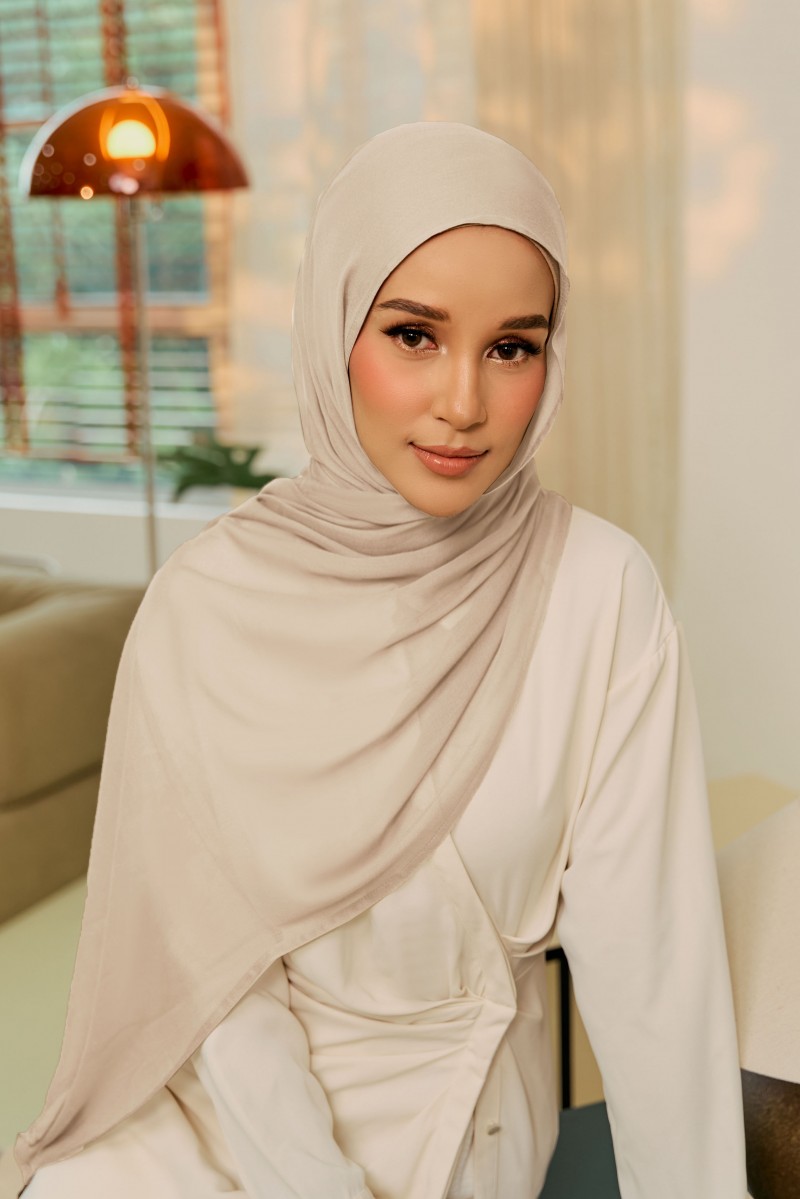 AMILA Long Shawl in Latte