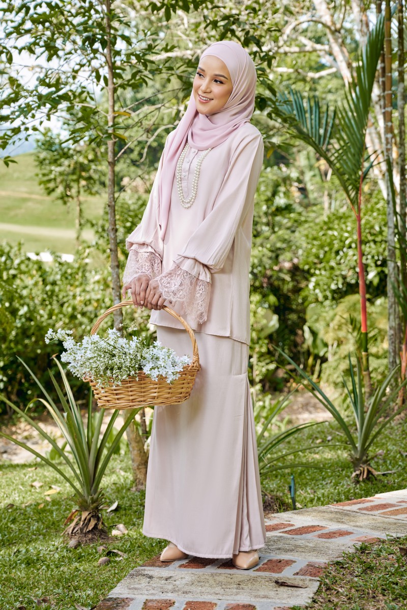 Qarisa Kurung in Powder Pink