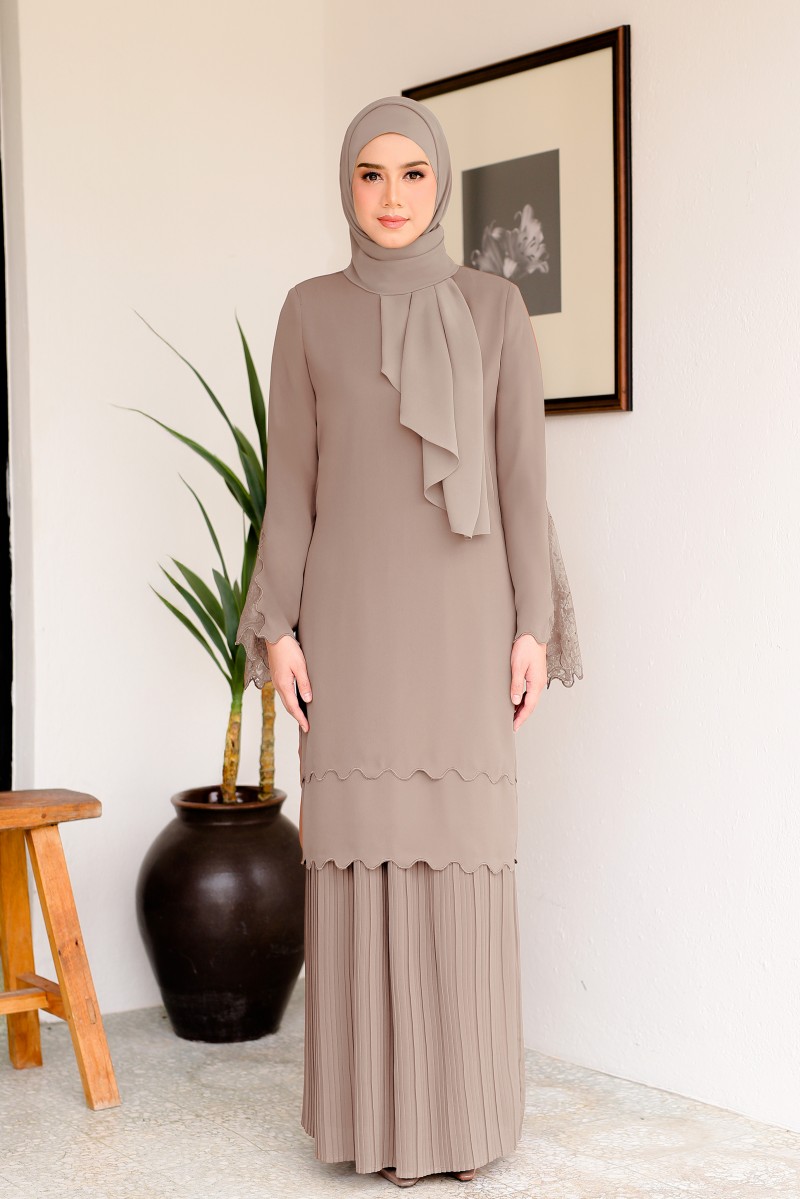 MERANTI Kurung in Taupe