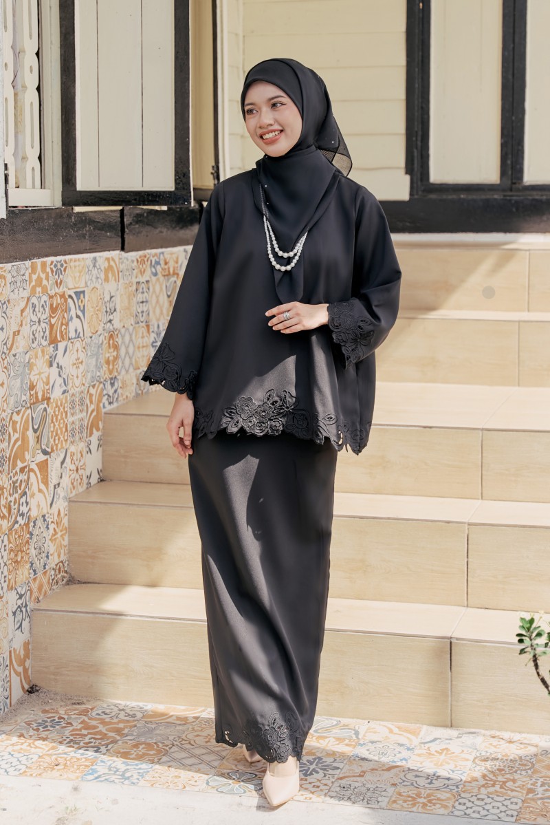 KARI Kurung in Black