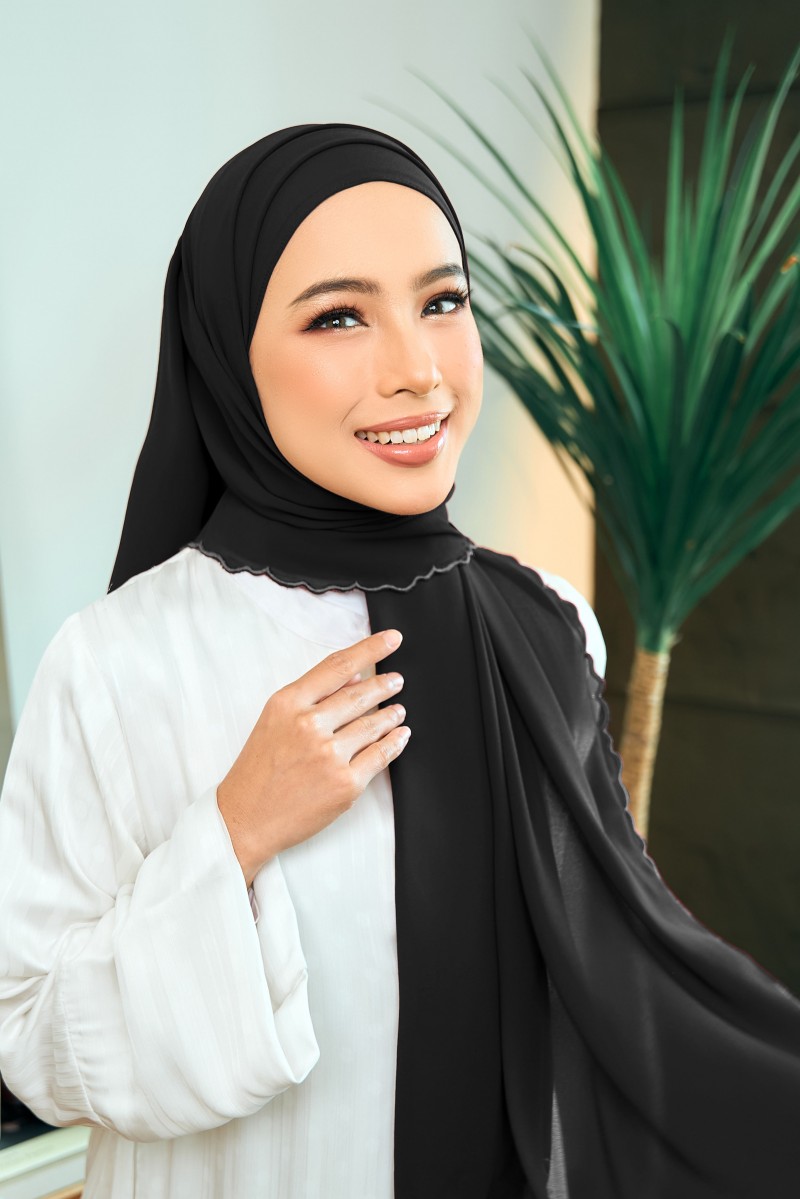 Erika Sulam Shawl in Black