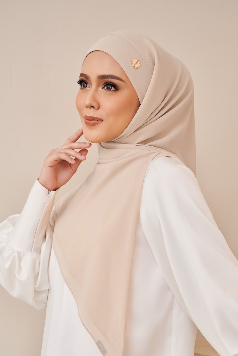 (AS-IS) ROSE Bawal Lazy in Cream