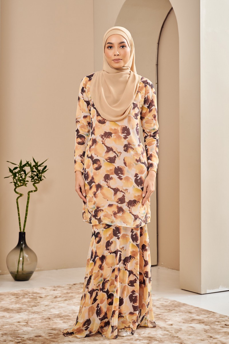 Aura Kurung in Kate