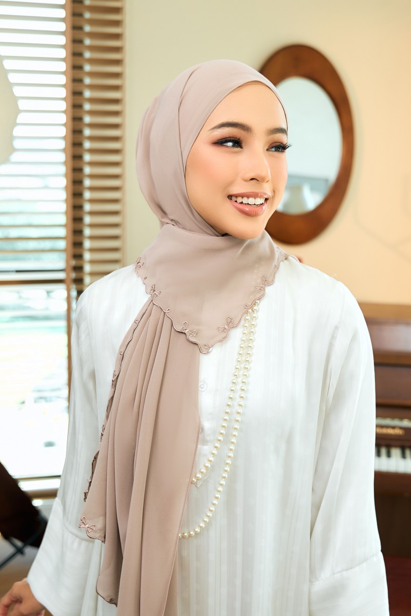 YUKI Sulam Shawl in Latte