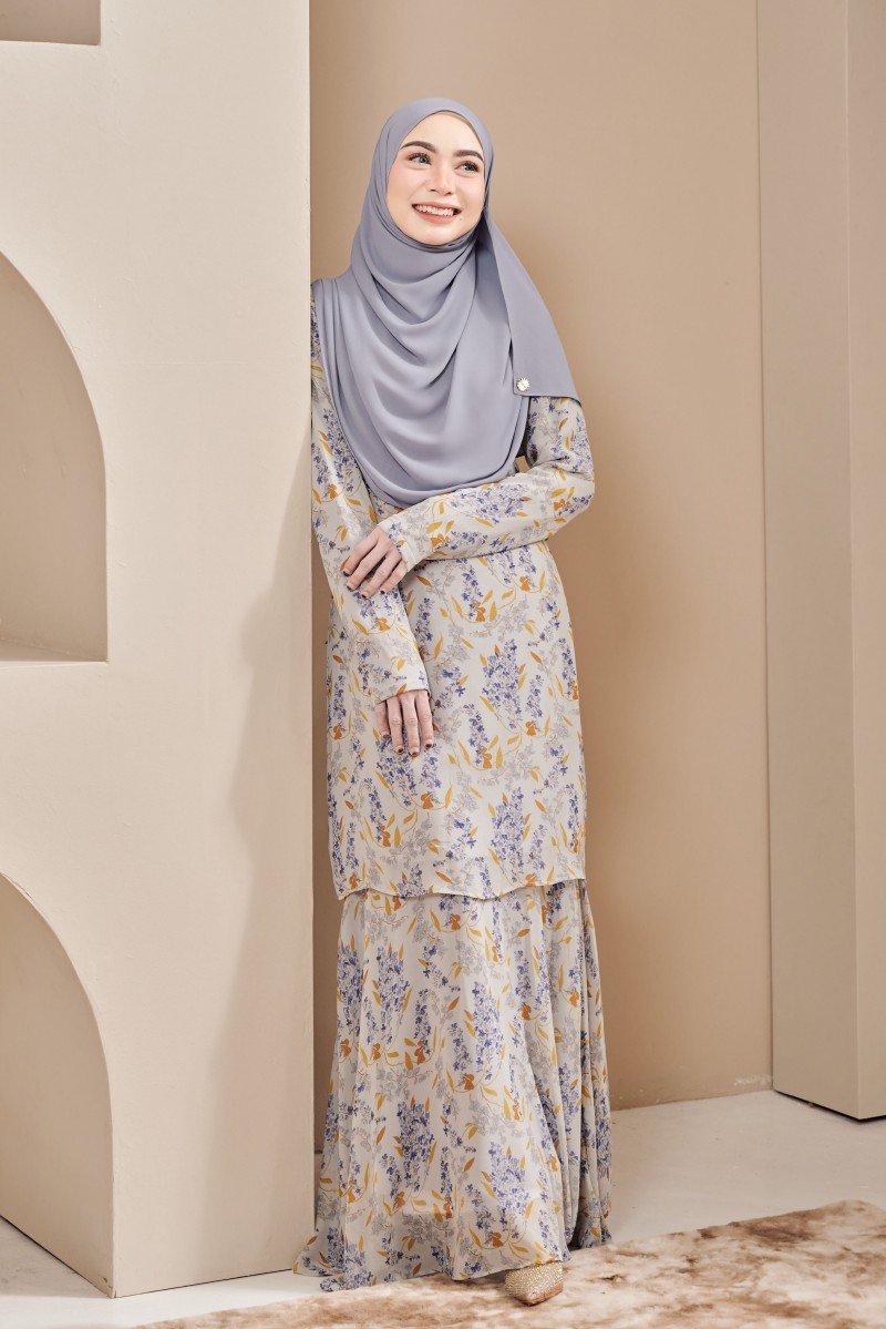 Aura Kurung in Lily