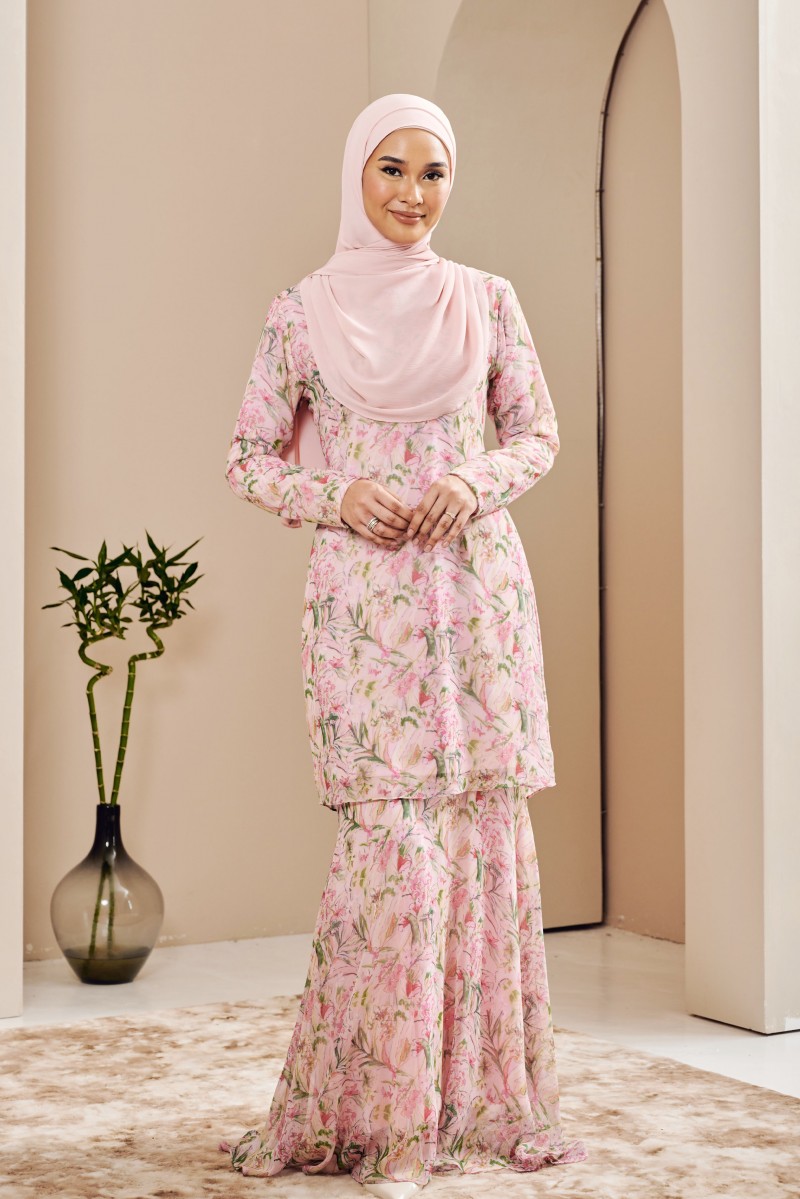 Aura Kurung in Riva